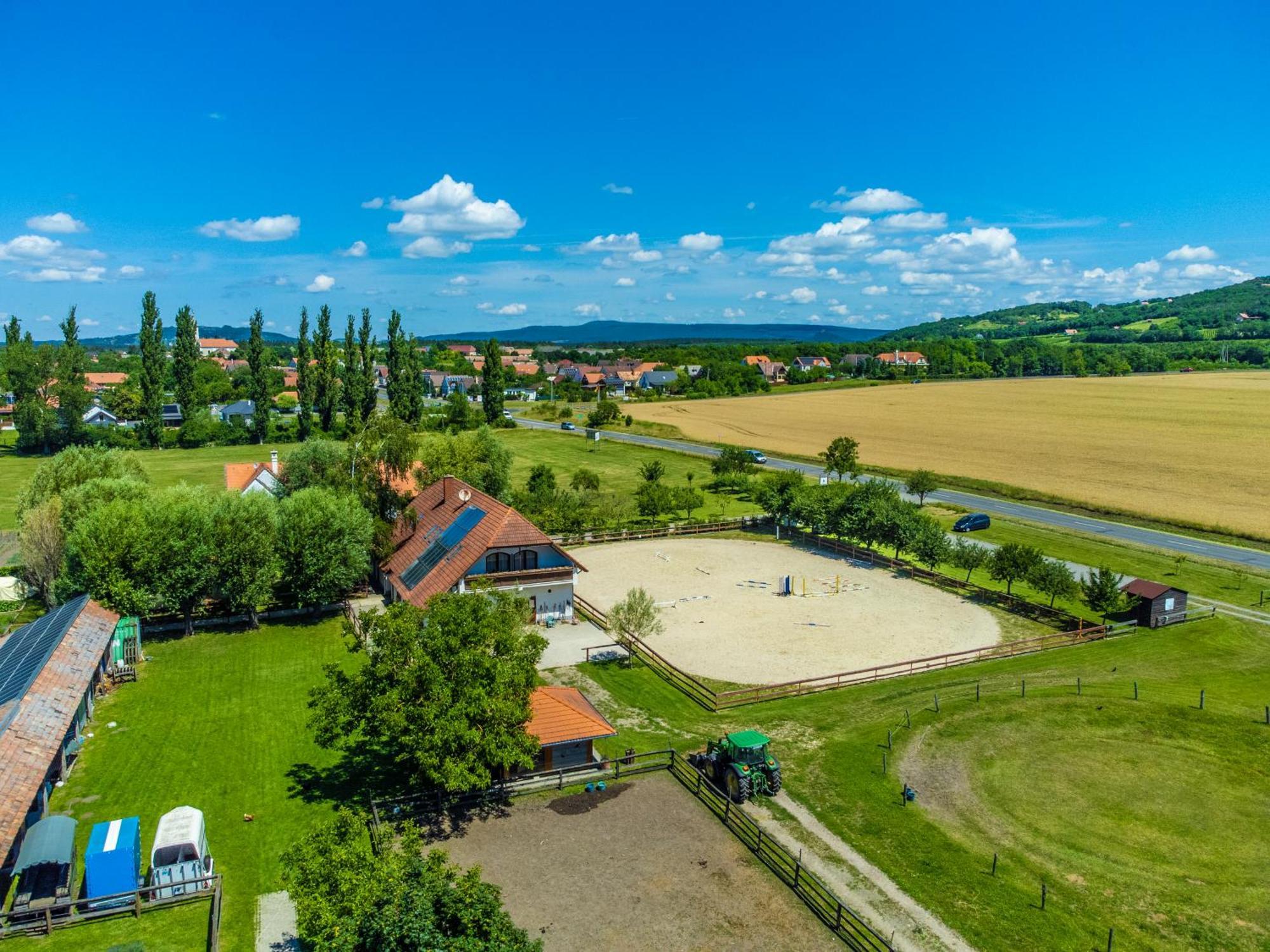 Gyulavezér Lovasbirodalma Gyulakeszi Extérieur photo