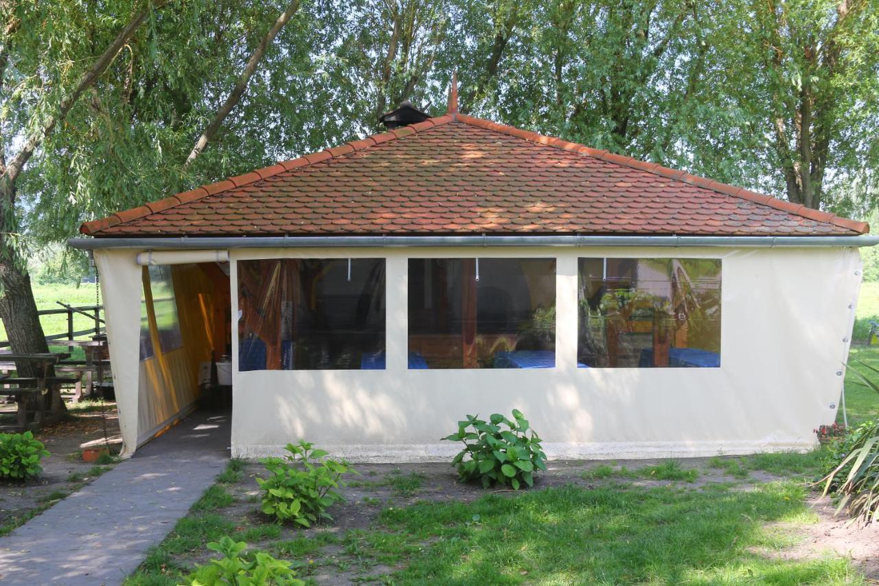 Gyulavezér Lovasbirodalma Gyulakeszi Extérieur photo